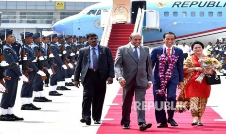 Presiden Joko Widodo dan Iriana beserta rombongan telah tiba di Bandara Internasional Colombo,Sri Langka, Rabu (24/1) waktu setempat.