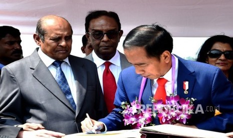 Presiden Joko Widodo dan Iriana beserta rombongan telah tiba di Bandara Internasional Colombo,Sri Langka, Rabu (24/1) waktu setempat.