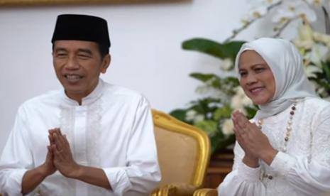 Presiden Joko Widodo dan Iriana saat bersilturahim via video call dengan wakil presiden Maruf Amin.