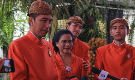 Presiden Joko Widodo dan istrinya Irana Widodo, ditemani putranya Gibran dan Kaesang, usai siraman Kahiyang Ayu, Selasa (7/11).