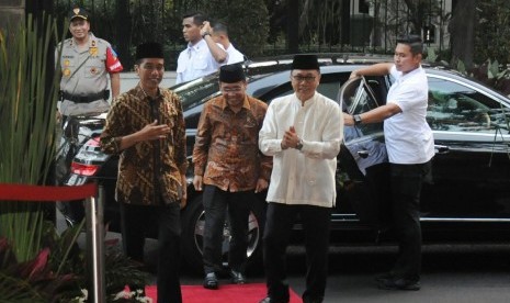 Presiden Joko Widodo dan Ketua MPR Zulkifli Hasan saat acara berbuka puasa di rumah dinas ketua MPR, Jumat (8/6).