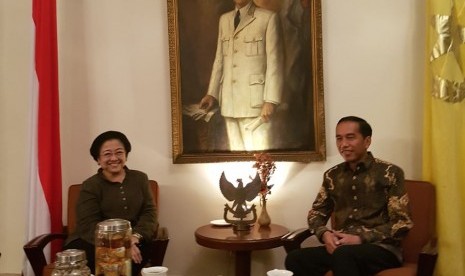 Presiden Joko Widodo dan Ketua Umum DPP PDI Perjuangan mengadakan pertemuan tertutup selama tiga jam di Istana Batu Tulis Bogor Ahad (22/10) sore.