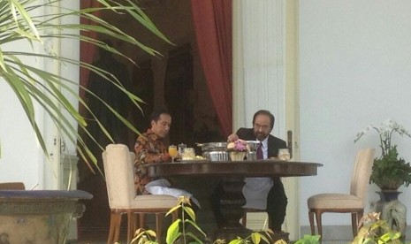 Presiden Joko Widodo dan Ketua Umum Nasdem Surya Paloh menikmati sarapan di Istana, Selasa (22/11).