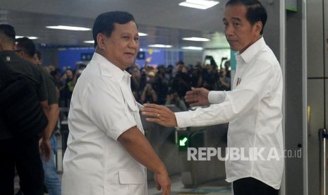 Presiden Joko Widodo dan Ketua Umum Partai Gerindra Prabowo Subianto berjabat tangan saat tiba di Stasiun MRT Lebak Bulus, Jakarta, Sabtu (13/7).