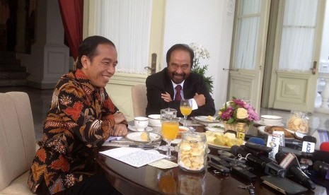 Presiden Joko Widodo dan Ketua Umum Partai Nasdem Surya Paloh memberikan keterangan pers usai sarapan bersama di Istana Merdeka, Selasa (22/11). 