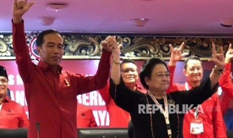 Presiden Joko Widodo dan Ketua Umum PDI Perjuangan, Megawati Soekarnoputri berfoto sembari mengangkat tiga jari usai menetapkan kembali Joko Widodo sebagai Capres 2019.