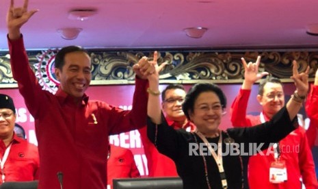 Presiden Joko Widodo dan Ketua Umum PDI Perjuangan Megawati Soekarnoputri berfoto sembari mengangkat tiga jari usai menetapkan kembali Joko Widodo sebagai Capres 2019.