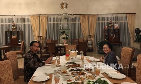 Presiden Joko Widodo dan Ketua Umum PDIP Megawati Soekarnoputri menggelar pertemuan dan makan bersama di Istana Batu Tulis, Kota Bogor, Ahad (8/7). 