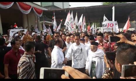 Presiden Joko Widodo dan KH Ma'ruf Amin tiba di Gedung Joang 45, Menteng, Jakarta, Jumat (10/8) sesaat sebelum mendaftarkan diri ke Komisi Pemilihan Umum (KPU).  