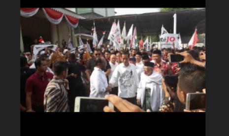 Presiden Joko Widodo dan KH Ma'ruf Amin tiba di Gedung Joang 45, Menteng, Jakarta, Jumat (10/8) sesaat sebelum mendaftarkan diri ke Komisi Pemilihan Umum (KPU). 