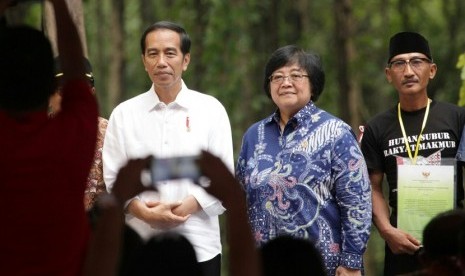 Presiden Joko Widodo dan Menteri Lingkungan Hidup dan Kehutanan Siti Nurbaya.    