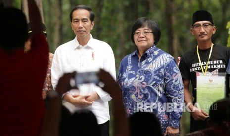 Presiden Joko Widodo dan Menteri Lingkungan Hidup dan Kehutanan Siti Nurbaya saat penyaluran SK Izin Pemanfaatan Hutan Perhutanan Sosial (IPHPS) di Tuban, Jawa Timur, Jumat (9/3). 