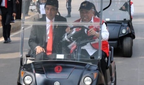 Presiden Joko Widodo dan Menteri Pekerjaan Umum dan Perumahan Rakyat Basuki Hadimuljono saat meninjau kawasan Gelora Bung Karno, Jakarta, Rabu (11/7).