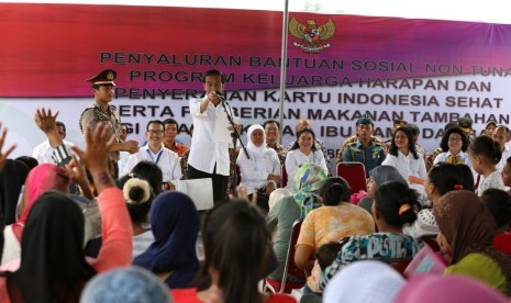 Presiden Joko Widodo dan Menteri Sosial Khofifah Indar Parawansa  menyerahkan sejumlah bantuan sosial di Ambon 