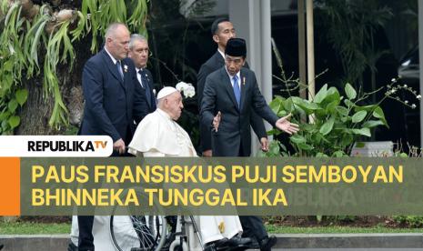 Presiden Joko Widodo dan Pemimpin Gereja Katolik Dunia Paus Fransiskus berjalan bersama untuk melakukan pertemuan di Istana Negara, Jakarta, Rabu (4/9/2024). 