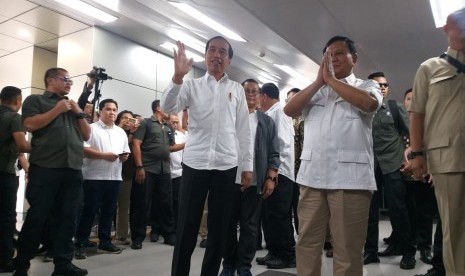 Presiden Joko Widodo dan Prabowo Subianto bertemu di Stasiun MRT Lebak Bulus, Jakarta, Sabtu (13/7).