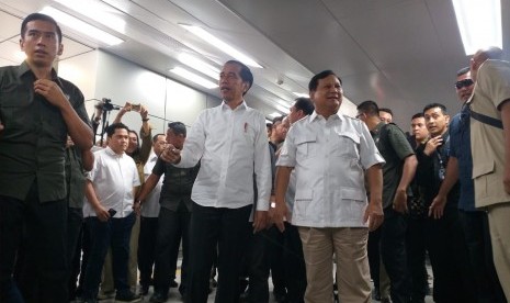 Presiden Joko Widodo dan Prabowo Subianto bertemu di Stasiun MRT Lebak Bulus, Jakarta, Sabtu (13/7).