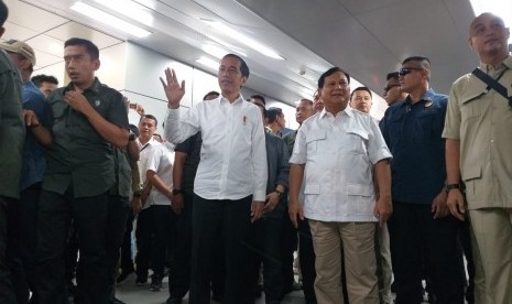 Presiden Joko Widodo dan Prabowo Subianto bertemu di Stasiun MRT Lebak Bulus, Jakarta, Sabtu (13/7).