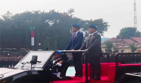 Presiden Joko Widodo dan Presiden Terpilih Prabowo Subianto menaiki kendaraan Maung Pindad menuju lapangan apel pengamanan pelantikan presiden dan wakil presiden terpilih di Mako Brimob, Depok, Senin (14/10/2024). 