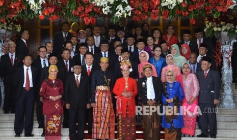 Presiden Joko Widodo dan Wakil Presiden Jusuf Kalla berfoto bersama seusai Sidang Tahunan MPR Tahun 2017 di Kompleks Parlemen, Senayan, Jakarta, Rabu (16/8). 