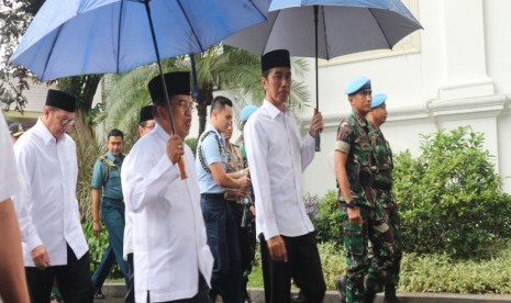 Presiden Joko Widodo dan Wakil Presiden Jusuf Kalla berjalan kaki dari Istana Merdeka menuju Monas untuk melaksanakan shalat Jumat bersama jutaan ummat yang ikut dalam Aksi Super Damai Bela Islam Jilid III, Jumat (2/12). 