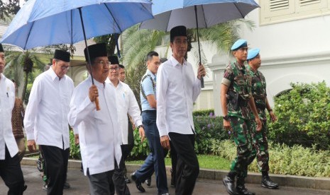 Presiden Joko Widodo dan Wakil Presiden Jusuf Kalla berjalan kaki dari Istana Merdeka menuju Monas untuk melaksanakan shalat Jumat bersama jutaan ummat yang ikut dalam Aksi Super Damai Bela Islam Jilid III, Jumat (2/12). 