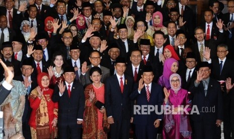 Presiden Joko Widodo dan Wakil Presiden Jusuf Kalla bersama para pimpinan tinggi lembaga negara berfoto bersama seusai menghadiri pembukaan Sidang Tahunan MPR RI Tahun 2016 di Kompleks Parlemen, Senayan, Jakarta, Selasa (16/8).