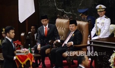 Presiden Joko Widodo dan Wakil Presiden Jusuf Kalla mengikuti Sidang Paripurna DPR Tahun 2017 di Kompleks Parlemen, Senayan, Jakarta, Rabu (16/8).