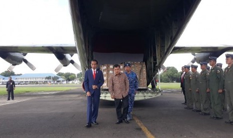 Presiden Joko Widodo dan Wakil Presiden Jusuf Kalla meninjau pesawat Hercules yang akan memberangkatkan bantuan untuk masyarakat Rohingya di Bangladesh, dari Bandara Halim Perdanakusuma, Rabu (24/1).