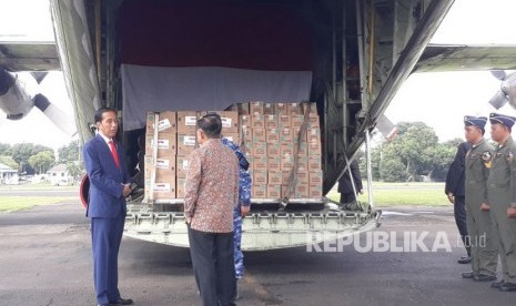 Presiden Joko Widodo dan Wakil Presiden Jusuf Kalla meninjau pesawat Hercules yang akan memberangkatkan bantuan untuk masyarakat Rohingya di Bangladesh, di Bandara Halim Perdanakusuma, Rabu (24/1). 