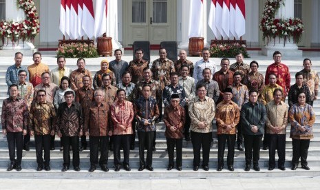 Presiden Joko Widodo dan Wakil Presiden Maruf Amin berpose bersama jajaran menteri Kabinet Indonesia Maju, Rabu (23/10).