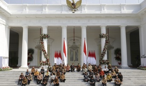 Presiden Joko Widodo dan Wakil Presiden Maruf Amin saat mengumumkan jajaran menterinya di Kabinet Indonesia Maju, Rabu (23/10), di Istana Negara, Jakarta.