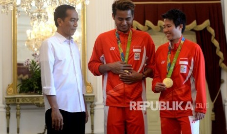 Presiden Joko Widodo (dari kiri) bersama Atlet Bulutangkis Ganda Campuran peraih medali emas Olimpiade Rio 2016 Tontowi Ahmad dan Liliyana Natsir di Istana Merdeka, Jakarta, Rabu (24/8).  (Republika/ Wihdan)