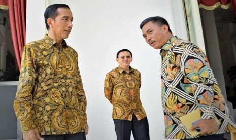 Presiden Joko Widodo dengan Gubernur DKI Basuki Tjahaja Purnama serta Ketua DPRD DKI Prasetyo Edi Marsudi (kanan) memaparkan hasil pertemuan membahas APBD DKI di Istana Merdeka, Jakarta, Selasa (14/4). ANTARA/Yudhi Mahatma.