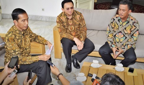 Presiden Joko Widodo dengan Gubernur DKI Basuki Tjahaja Purnama serta Ketua DPRD DKI Prasetyo Edi Marsudi (kanan) memaparkan hasil pertemuan membahas APBD DKI di Istana Merdeka, Jakarta, Selasa (14/4). ANTARA/Yudhi Mahatma.