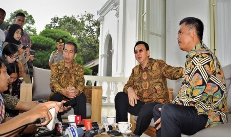 Presiden Joko Widodo dengan Gubernur DKI Basuki Tjahaja Purnama serta Ketua DPRD DKI Prasetyo Edi Marsudi (kanan) memaparkan hasil pertemuan membahas APBD DKI di Istana Merdeka, Jakarta, Selasa (14/4). ANTARA/Yudhi Mahatma.