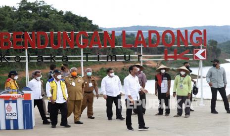 Presiden Joko Widodo (depan) berkeliling di areal Bendungan Ladongi usai peresmiannya di Kabupaten Kolaka Timur, Provinsi Sulawesi Tenggara, Selasa (28/12/2021). Bendungan Ladongi yang berkapasitas 45,9 juta meter kubik air dengan luas sekitar 222 hektare itu untuk mengairi sawah-sawah di beberapa kabupaten. 