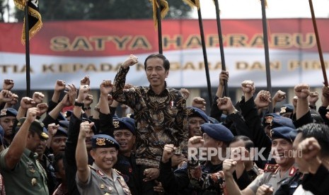 A numbers of Brimob (mobile Brigadier) personnel held up President Joko Widodo on Friday (11/11).