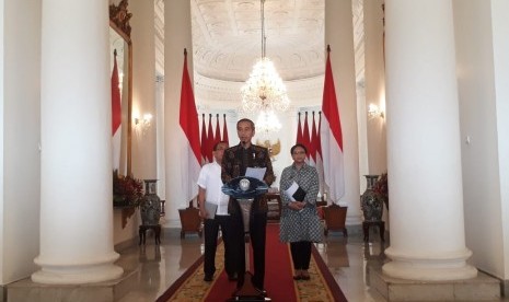 Presiden Joko Widodo didamping Menteri Luar Negeri Retno Marsudi (kiri) dan Menteri Sekreteris Negara Pratikno (Mensesneg) memberikan keterangan terkait terpilihnya Indonesia menjadi DK PBB, Selasa (12/6). 