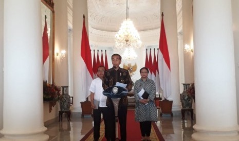 Presiden Joko Widodo didamping Menteri Luar Negeri Retno Marsudi (kiri) dan Menteri Sekreteris Negara Pratikno (Mensesneg) memberikan keterangan terkait terpilihnya Indonesia menjadi DK PBB, Selasa (12/6). 