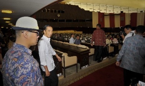 Presiden Joko Widodo didampingi Deputi Tim Transisi Andi Widjajanto (kiri).