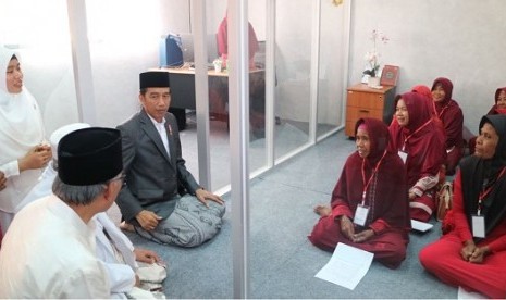 Presiden Joko Widodo didampingi Dewan Komisioner OJK  meresmikannBank Wakaf Mikro di Pesantren An Nawawi Tanara, Rabu (14/3).