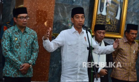 Presiden Joko Widodo didampingi Gubernur Jabar Ridwan Kamil (kiri) memberikan sambutan seusai salat Jumat di Mesjid Besar Cibatu, Kabupaten Garut, Jawa Barat, Jumat (18/1/2019). 