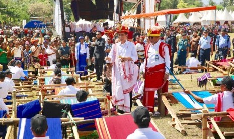 Presiden Joko Widodo didampingi Gubernur NTT Frans Lebu Raya saat menghadiri Festival Tenun Ikat 2017, di Kabupaten Sumba Barat Daya, Nusa Tenggara Timur 