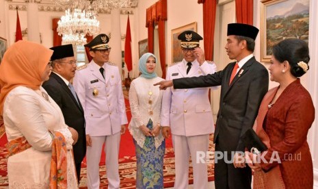 Presiden Joko Widodo didampingi Ibu Negara dan Wapres Jusuf Kalla terlibat perbincangan hangat dengan  Anies Baswedan dan Sandiaga Uno sebagai Gubernur dan Wakil Gubernur DKI, Senin (16/