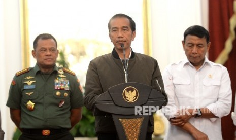 Presiden Joko Widodo didampingi jajaran menteri kabinet menggelar konferensi pers terkait Aksi Damai 4 November di Istana Merdeka, Sabtu (5/11).