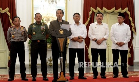 Presiden Joko Widodo didampingi jajaran menteri kabinet menggelar konferensi pers terkait Aksi Damai 4 November di Istana Merdeka, Sabtu (5/11).