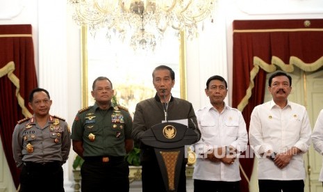 Presiden Joko Widodo didampingi jajaran menteri kabinet menggelar konferensi pers terkait Aksi Damai 4 November di Istana Merdeka, Sabtu (5/11).