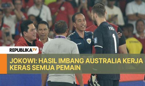 Presiden Joko Widodo didampingi ketua PSSI Erick Thohir memberikan ucapan selamat kepada penjaga gawang Timnas Indonesia Marteen Paes seusai pertandingan Kualifikasi Piala Dunia 2026 melawan Australia di Stadion GBK, Senayan, Jakarta, Selasa (10/9/2024).