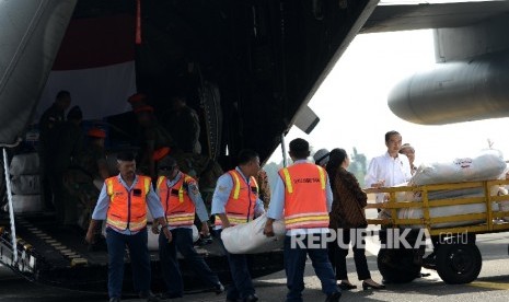 Presiden Joko Widodo didampingi Menko PMK Puan Maharani, Menlu Retno Marsudi, dan Panglima TNI Gatot Nurmantyo melihat persiapan pengiriman bantuan kemanusiaan untuk pengungsi Rohingya di Pangkalan TNI AU, Bandara Halim Perdanakusumah, Jakarta, Rabu (13/9)